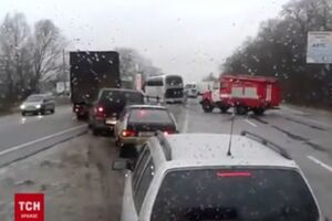 Через негоду зіткнулося більше ніж десять авто