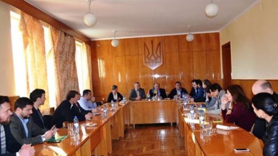 Дипломати зустрілися з місцевою владою