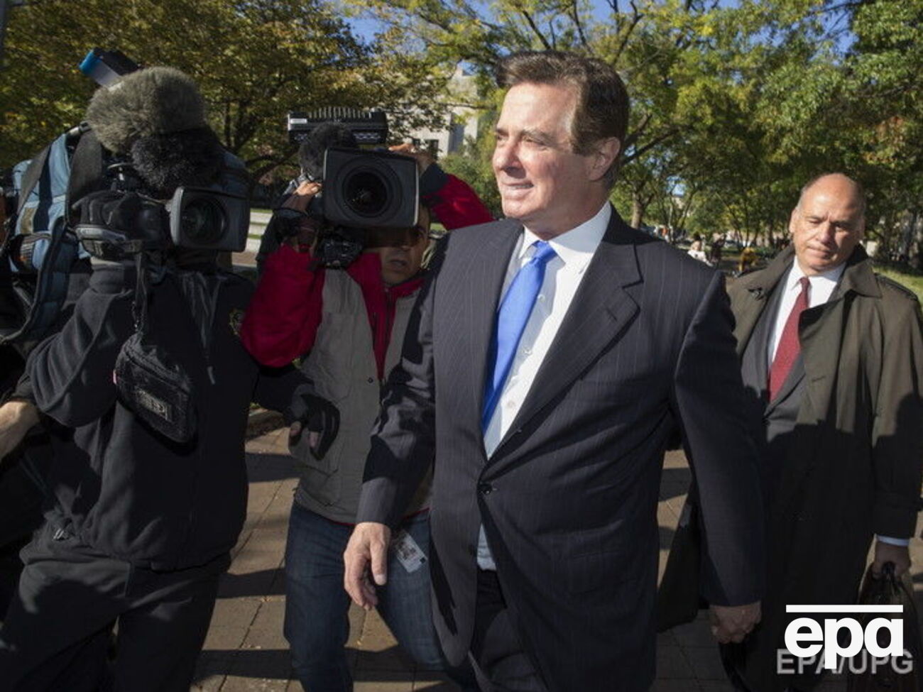 Манафорт остается под домашним арестом