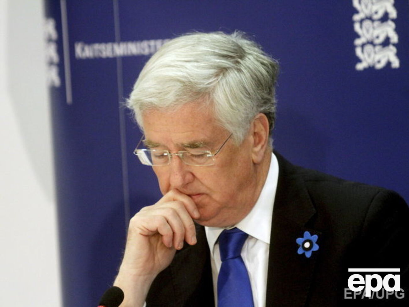 Фэллон ушел в отставку после обвинений в домогательствах