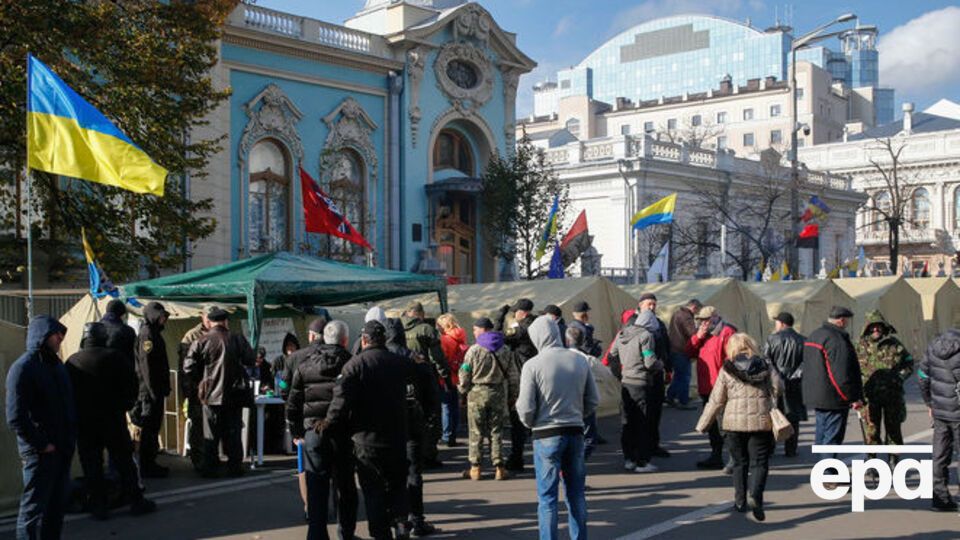Протестующие под парламентом присвоили вопрос об упразднении парламентского иммунитета, который украинские политики давно применяют как уловку, пишет Брайан Меффорд
