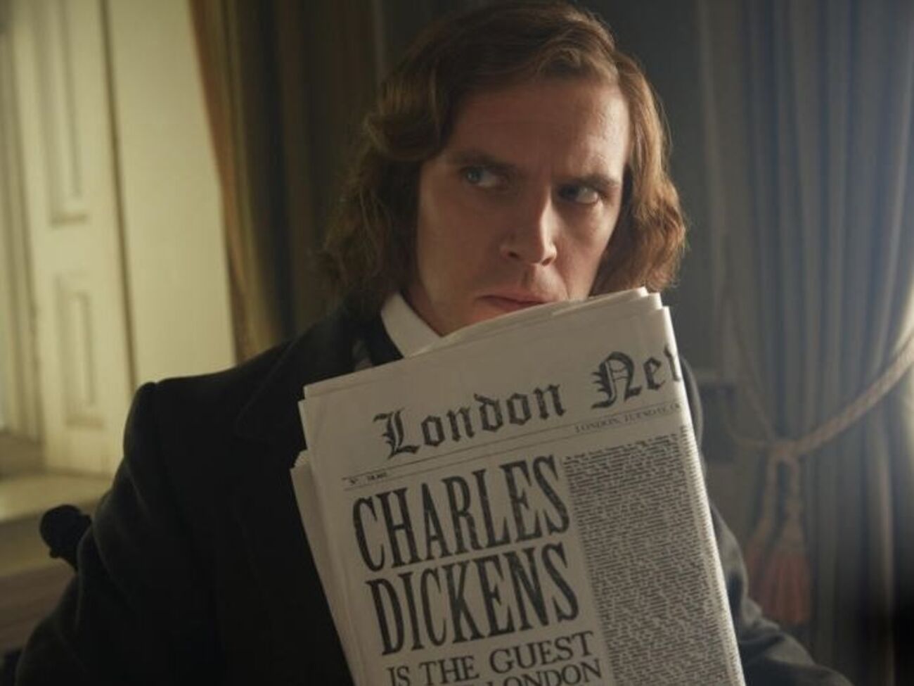 Дэн Стивенс исполнил роль Диккенса