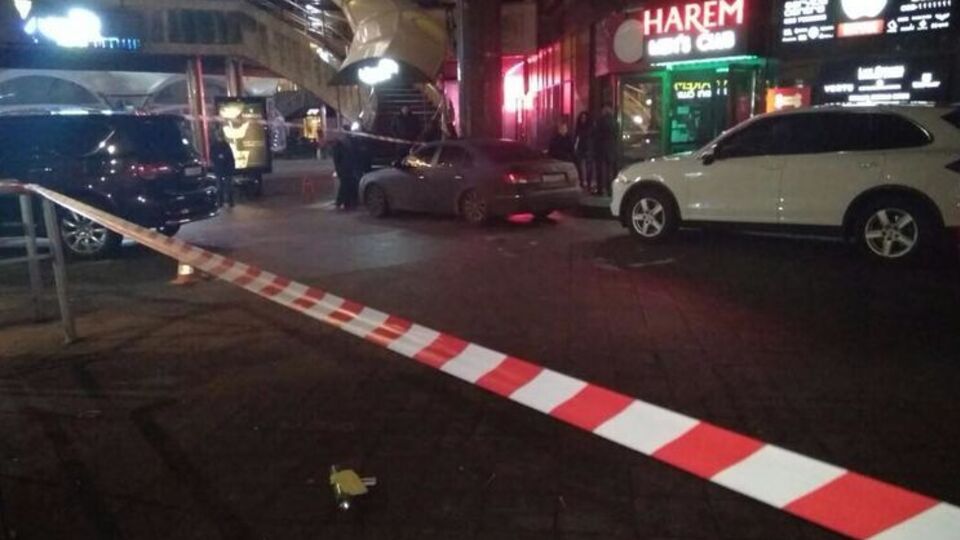 Бросившие взрывпакеты в столичный стриптиз-клуб скрылись