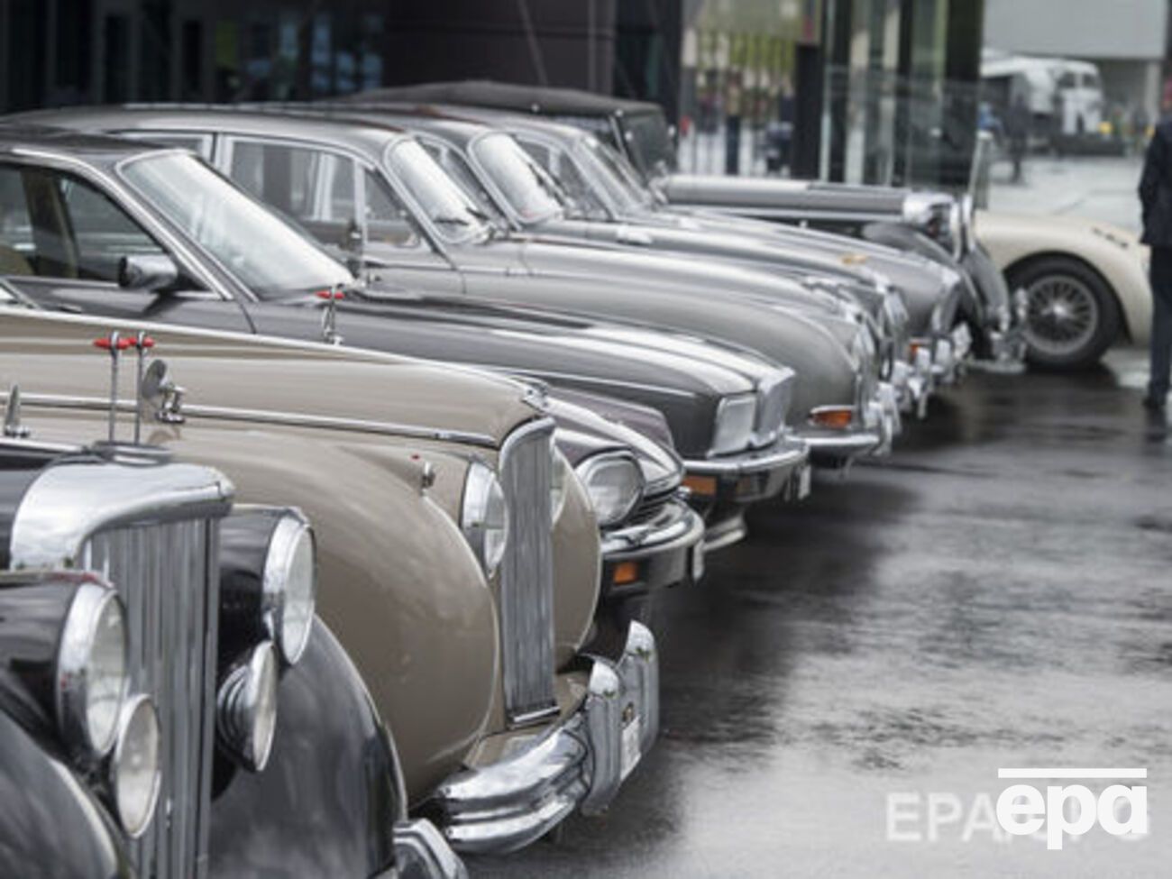 На сьогодні слідство виявило приблизно 80 автомобілів із підозрілою реєстрацією