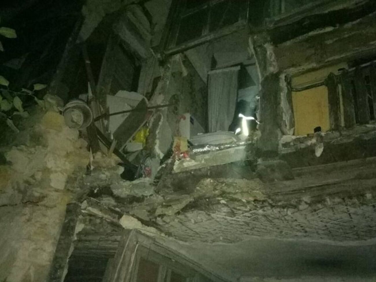 Із будинку рятувальники евакуювали 10 осіб