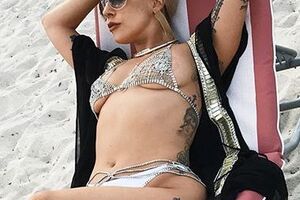 Леді Гага продемонструвала напівоголене тіло