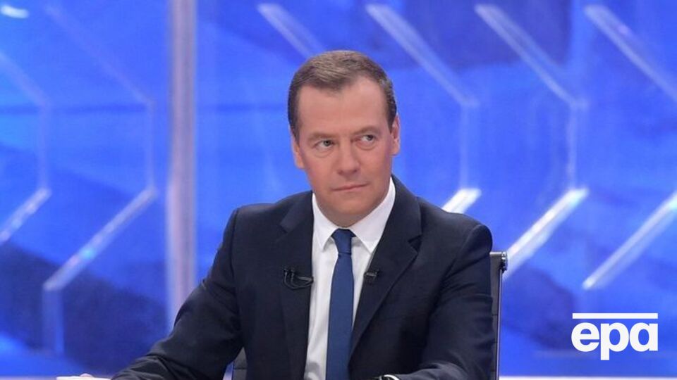 Медведев считает, что санкции помогли россиянам