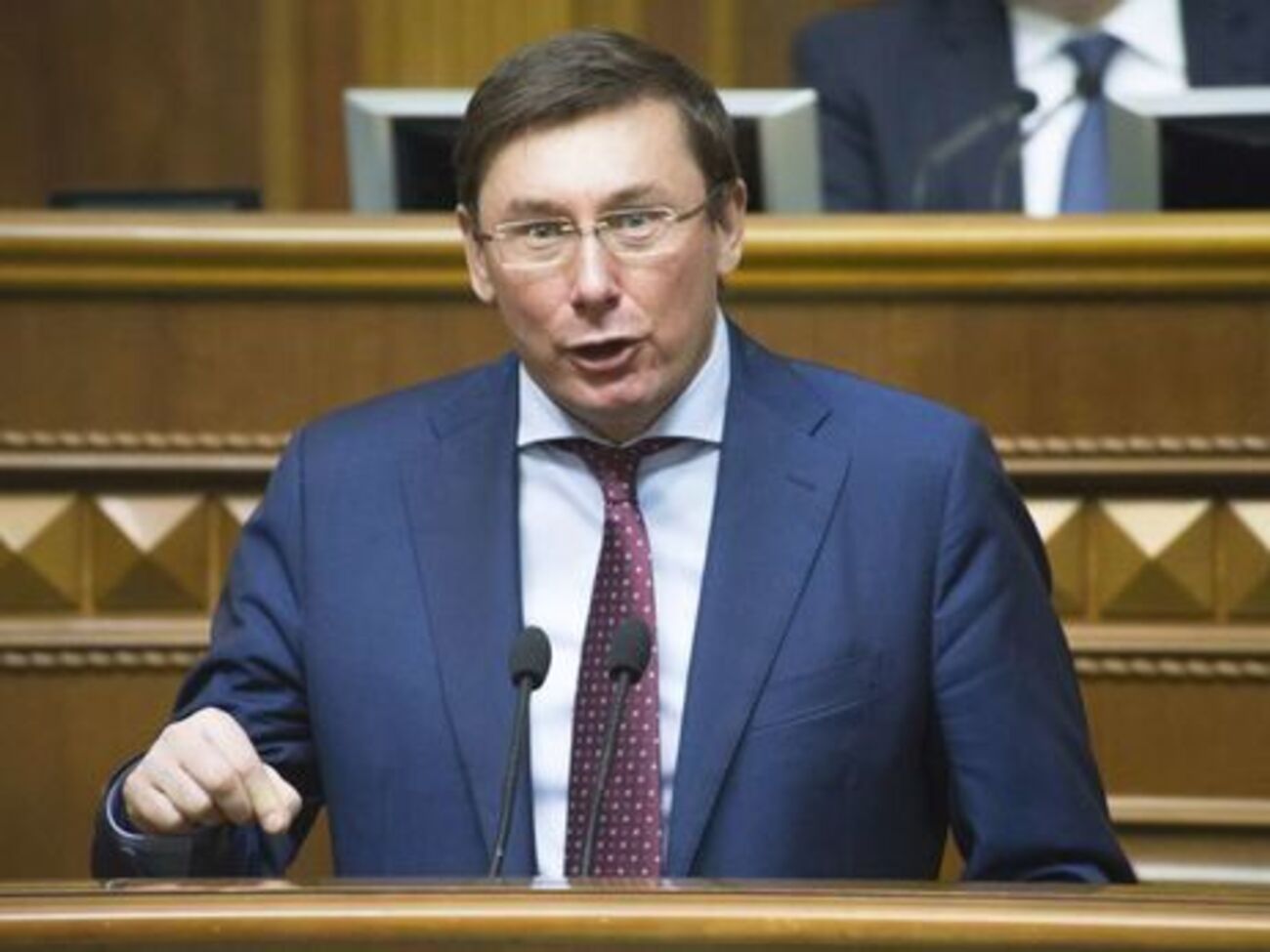 Луценко заявил, что 4 декабря два высокопоставленных сотрудника НАБУ прибудут на допрос