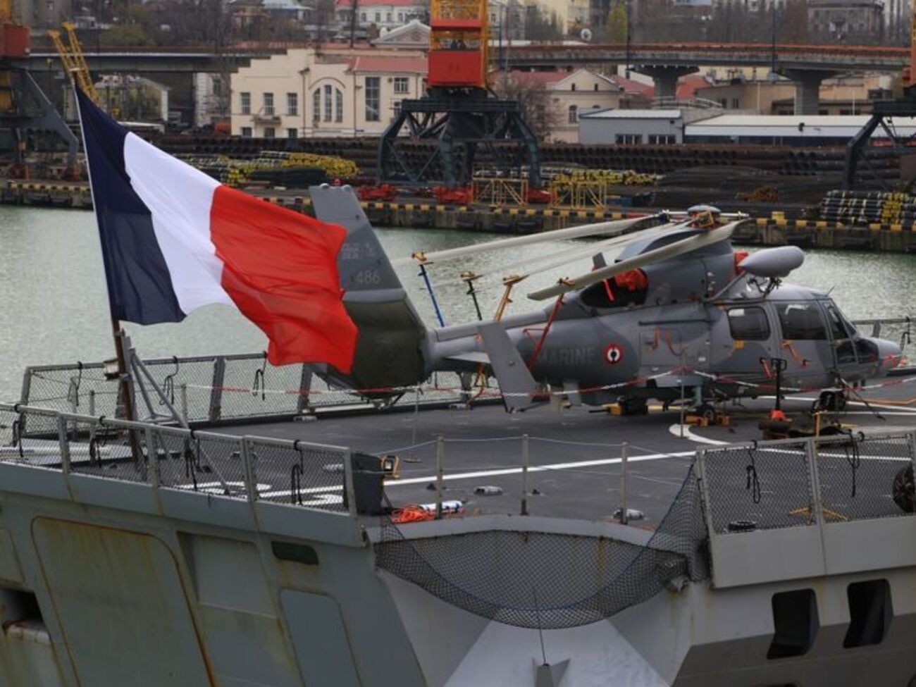 Корабль прибыл в порт утром