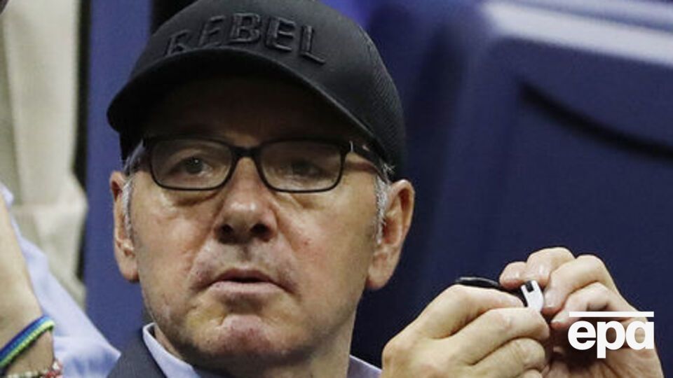 Девять коллег Спейси по съемкам в сериале "Карточный домик" сообщили, что актер вел себя как "хищник"