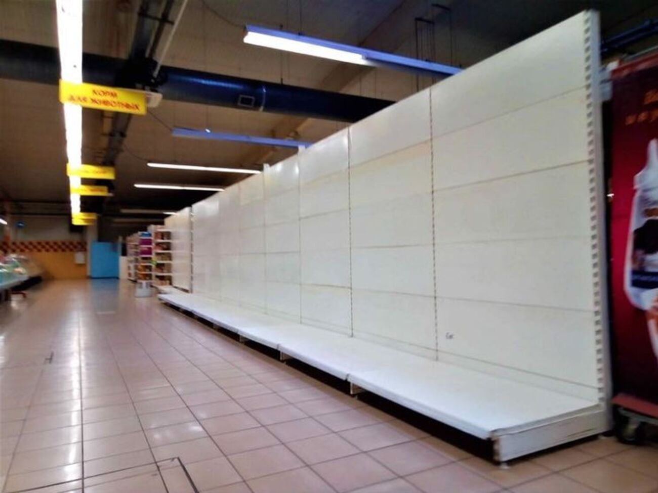 Денис Казанский:&nbsp;Товара почти нет, повсюду полки выглядят так, как будто на дворе 1989-й, некоторые отделы вообще закрыты