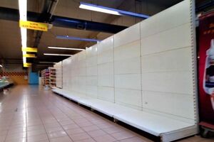 Денис Казанский: Товара почти нет, повсюду полки выглядят так, как будто на дворе 1989-й, некоторые отделы вообще закрыты