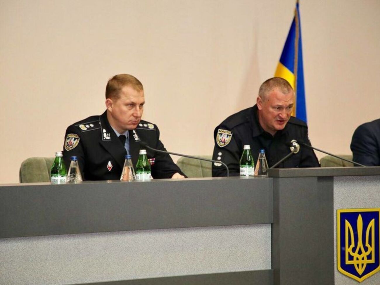 В'ячеслав Аброськін (ліворуч) анонсував поліцейську операцію з вилучення незаконної зброї