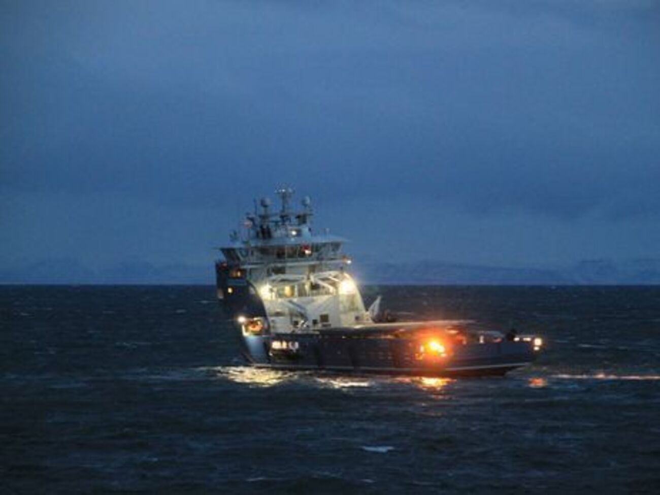 Спасатели продолжают работы по поиску членов экипажа потерпевшего крушение вертолета