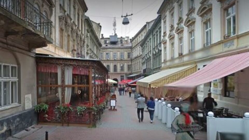 Проїзд Крива Липа розташований у центрі Львова