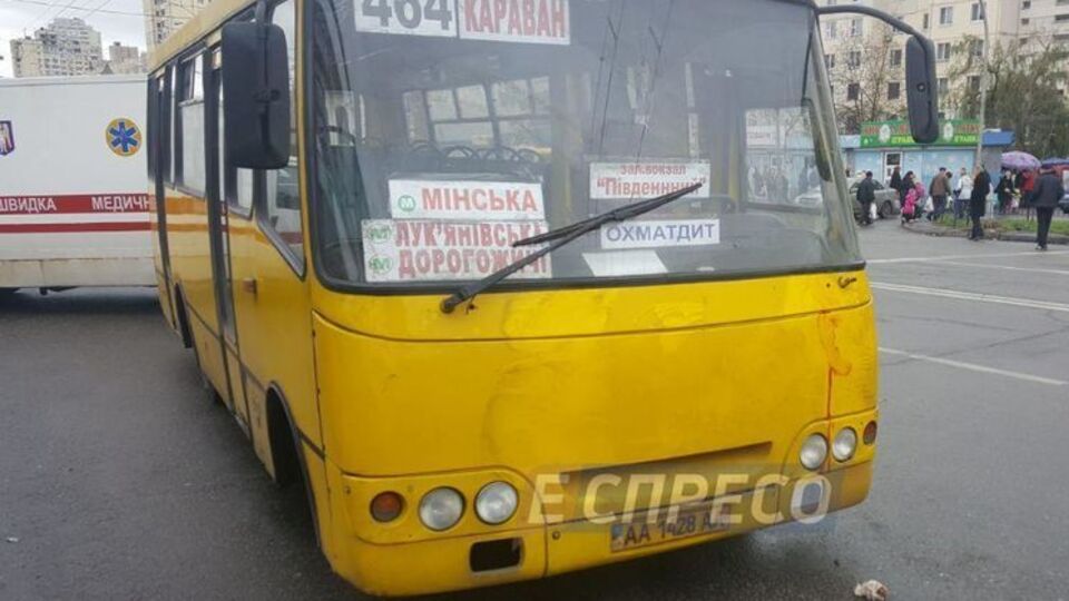 ДТП с участием маршрутки №464 произошло на остановке городского транспорта