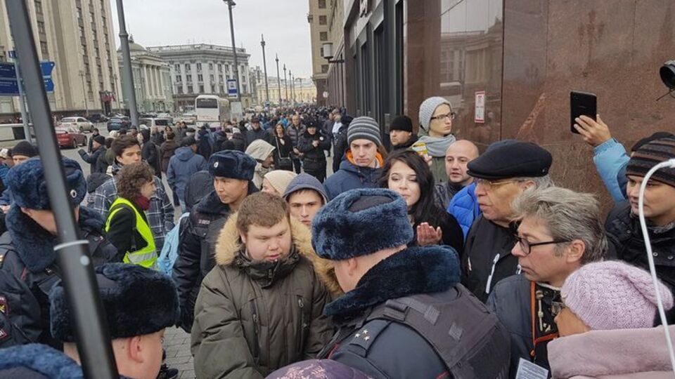 Задержанных начинают доставлять в отделы полиции
