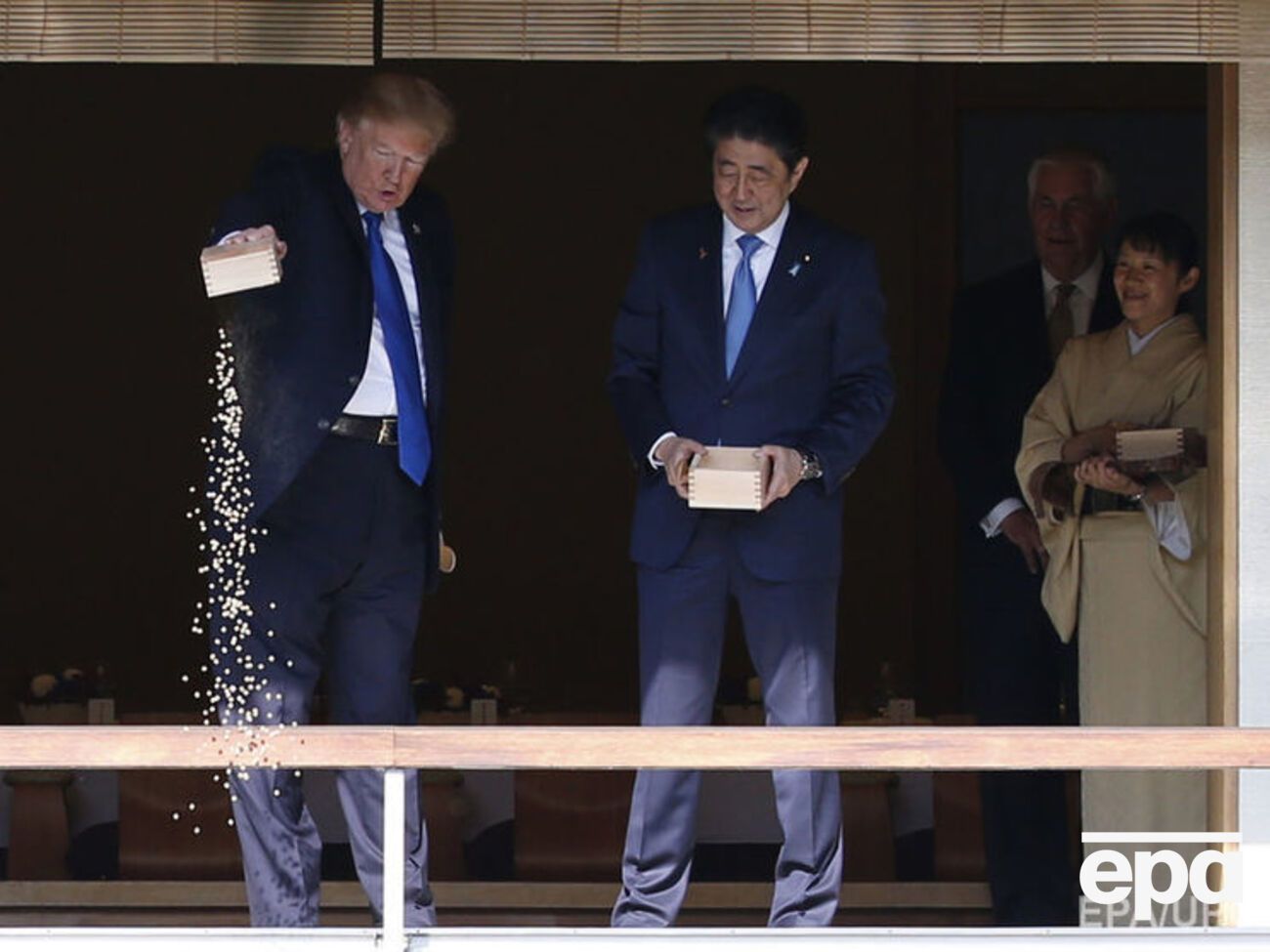 Трамп погодував рибок у Японії