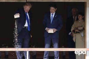 Трамп покормил рыбок в Японии