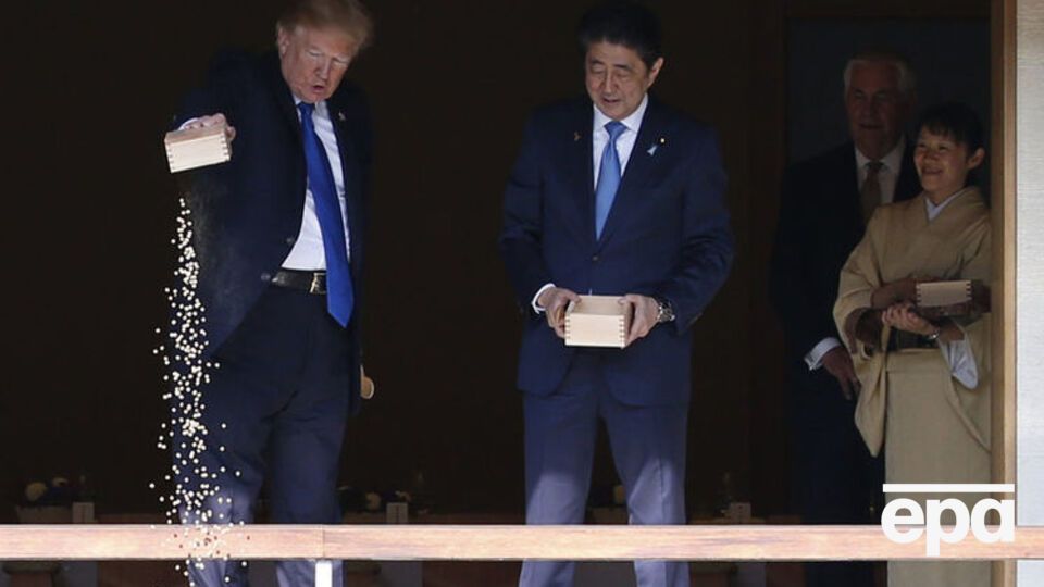 Трамп погодував рибок у Японії