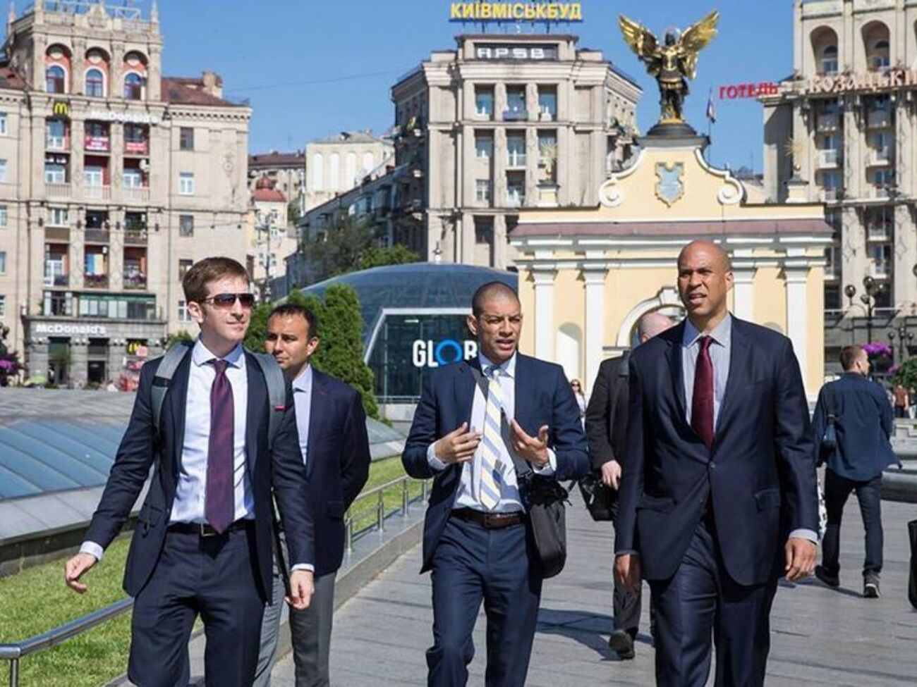 По информации "Обозревателя", в Киеве избили дипломата Омара Карденти (на фото в центре)