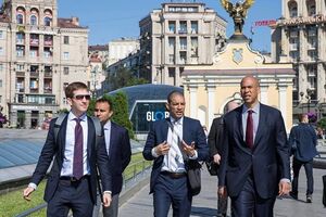 По информации "Обозревателя", в Киеве избили дипломата Омара Карденти (на фото в центре)