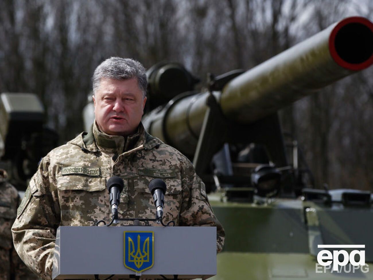 Порошенко: Иногда отчизна должна брать под защиту своих защитников