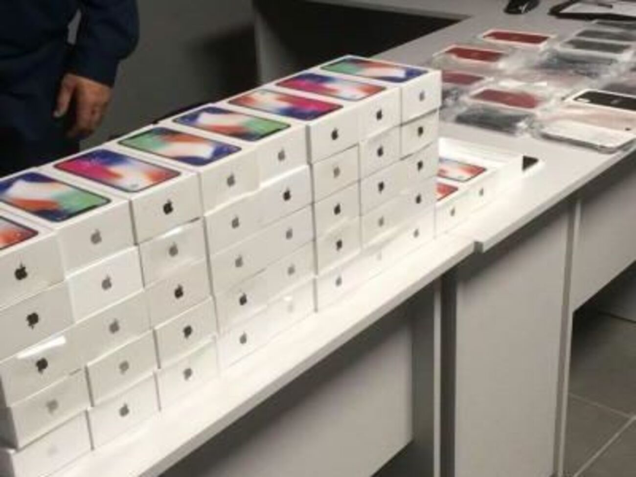 В аэропорту Одессы пограничники обнаружили 43 iPhone X