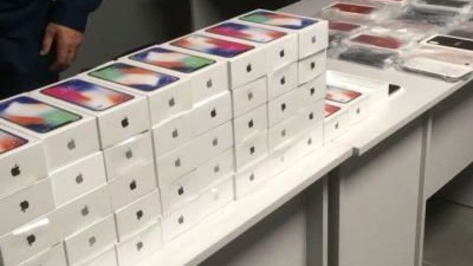 В аеропорту Одеси прикордонники виявили 43 iPhone X