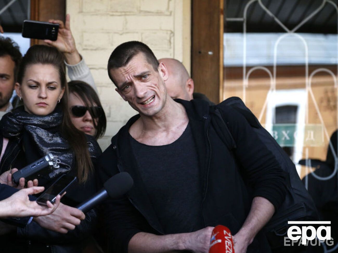 18 октября Павленскому и его жене предъявили обвинения