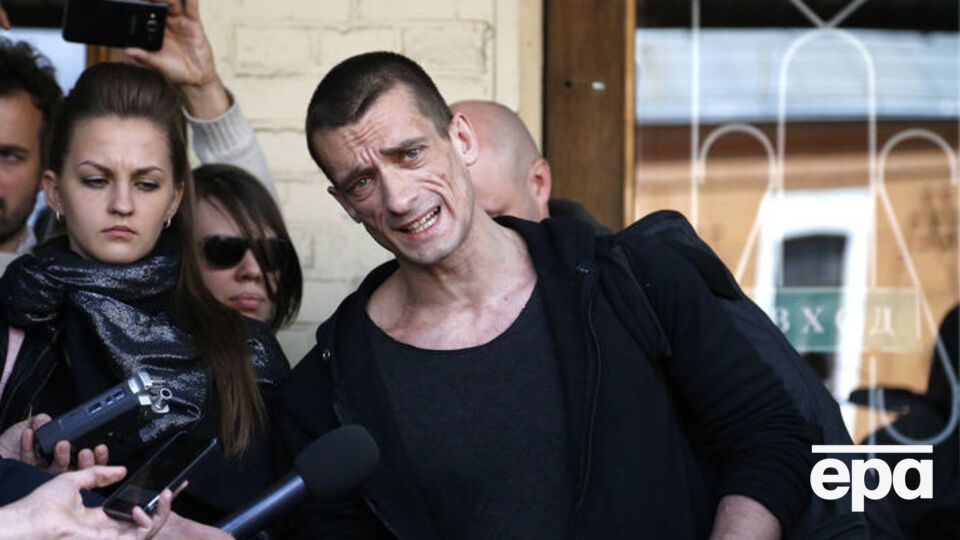 18 октября Павленскому и его жене предъявили обвинения