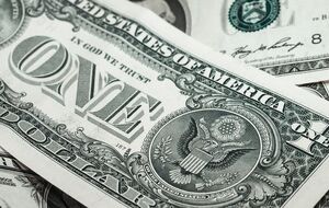 Покупка наличной валюты населением впервые за три года превысила продажу