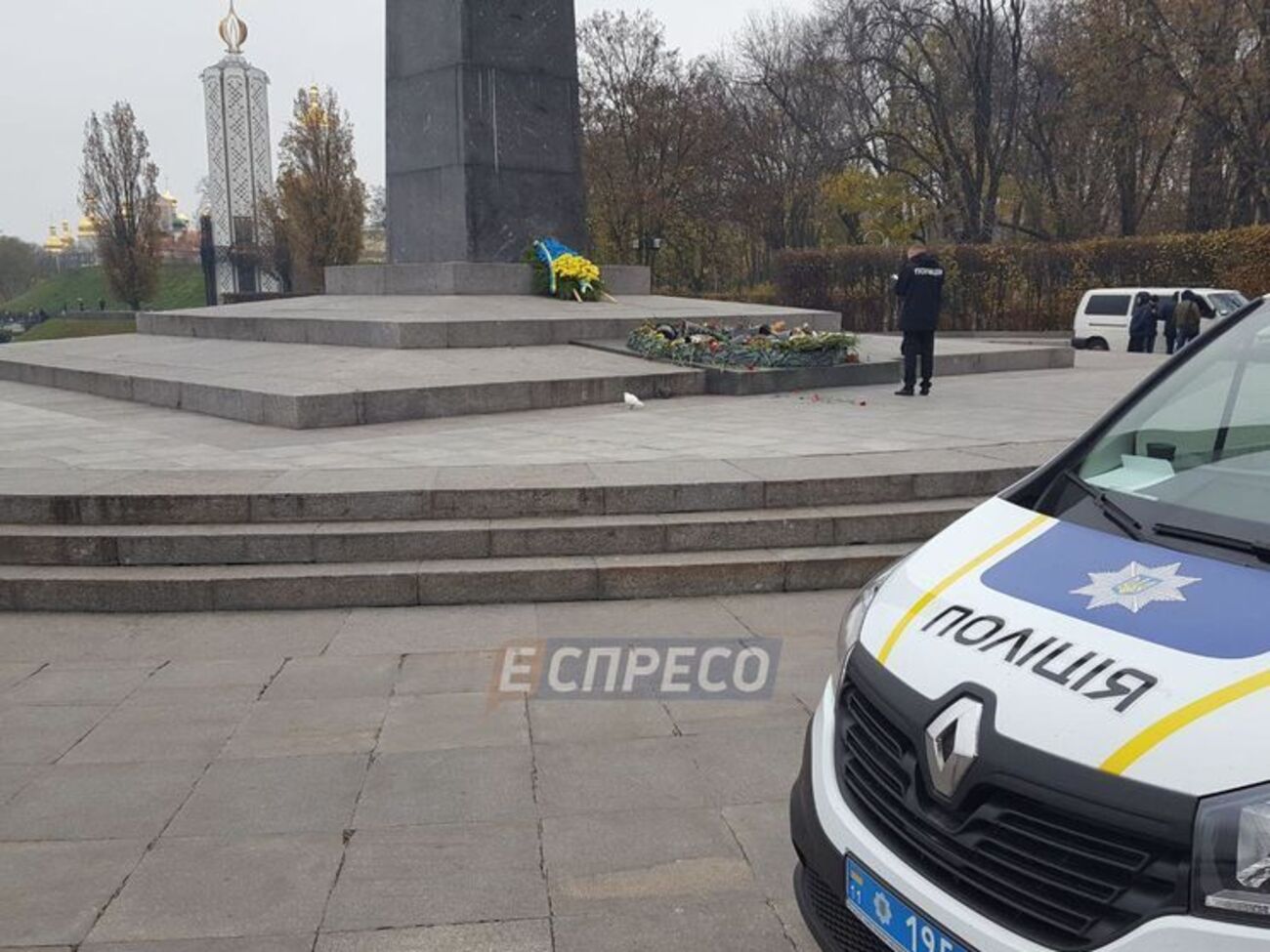 Вандали залили Вічний вогонь цементом
