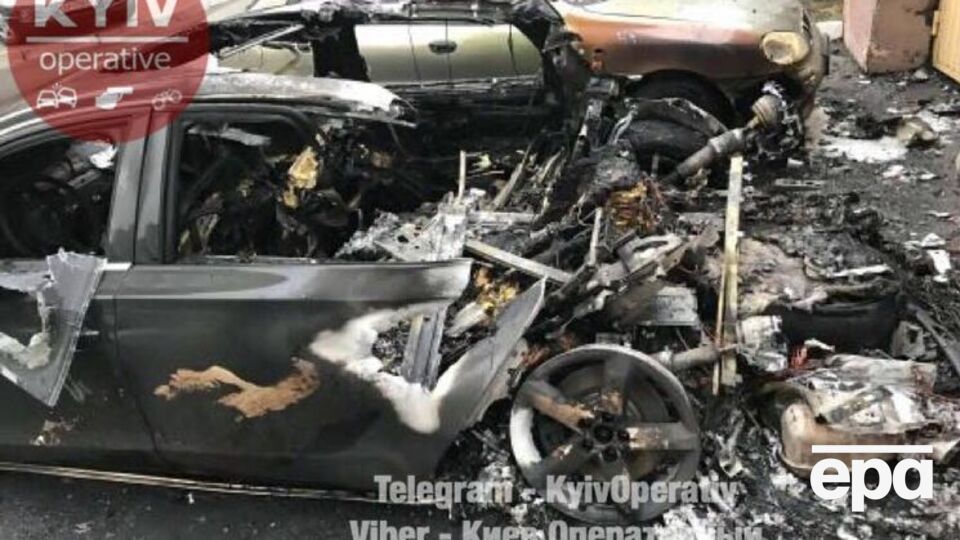 Автомобиль почти полностью сгорел
