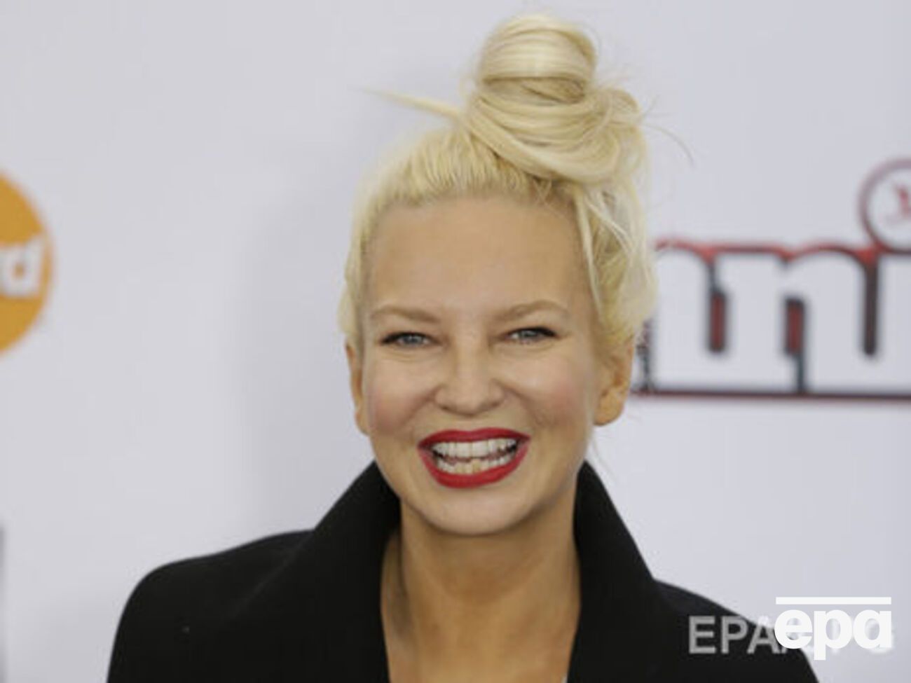 Sia:&nbsp;Очевидно, кто-то пытается продать мои "обнаженные" фото моим фанам. Сохраните свои деньги. Держите, бесплатно!