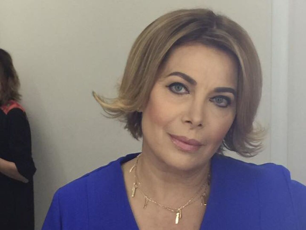 Установить контакт с Вакарчуком невозможно. Плотные ряды пиарщиков прикрывают его тело