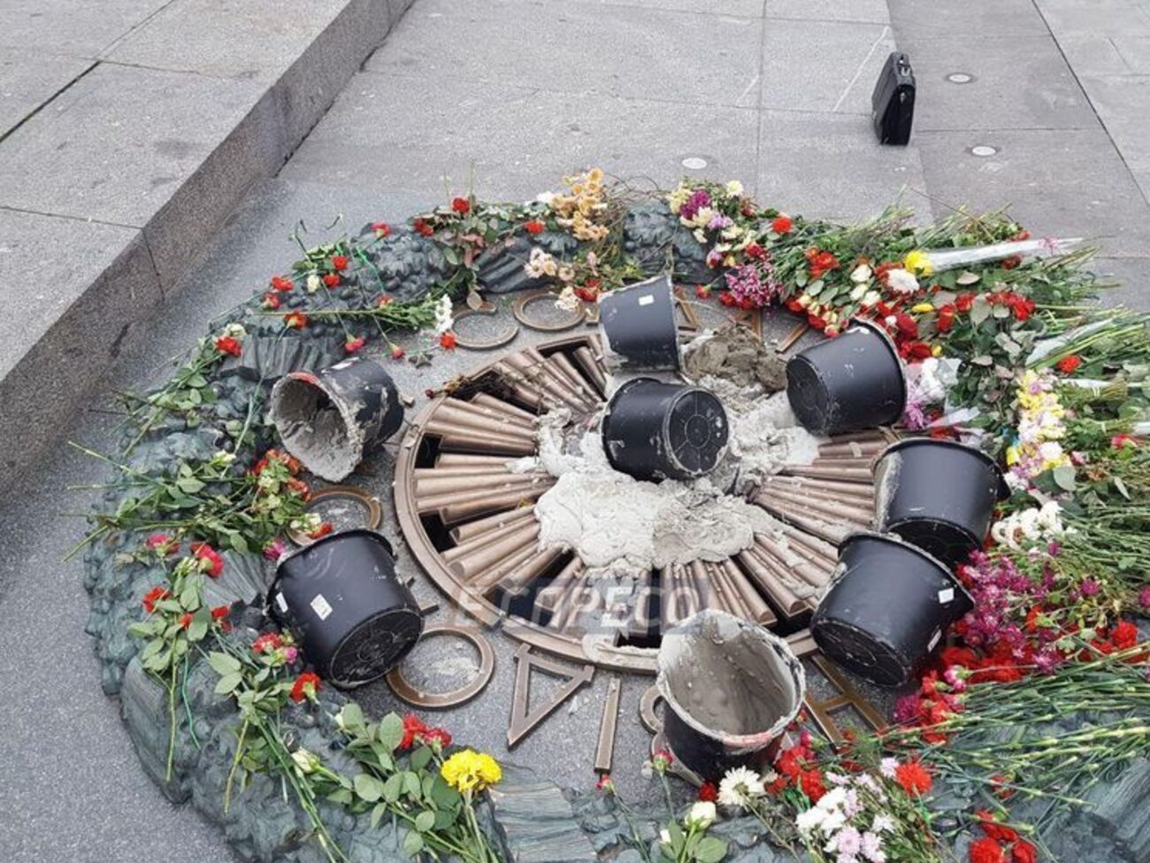 Вандали залили Вічний вогонь цементом