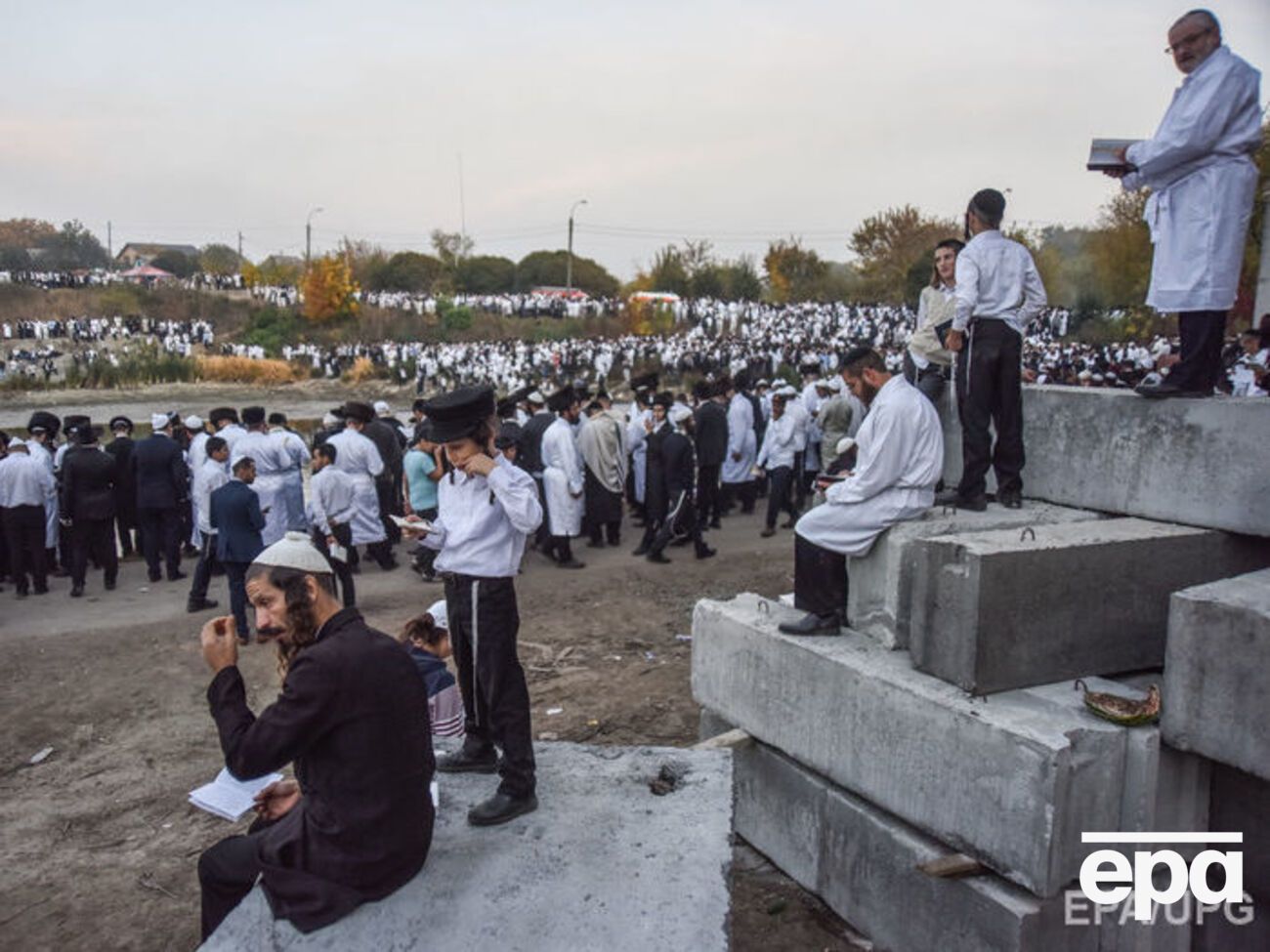 На могилу Нахмана ежегодно съезжаются хасиды со всего мира
