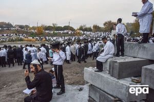 На могилу Нахмана ежегодно съезжаются хасиды со всего мира