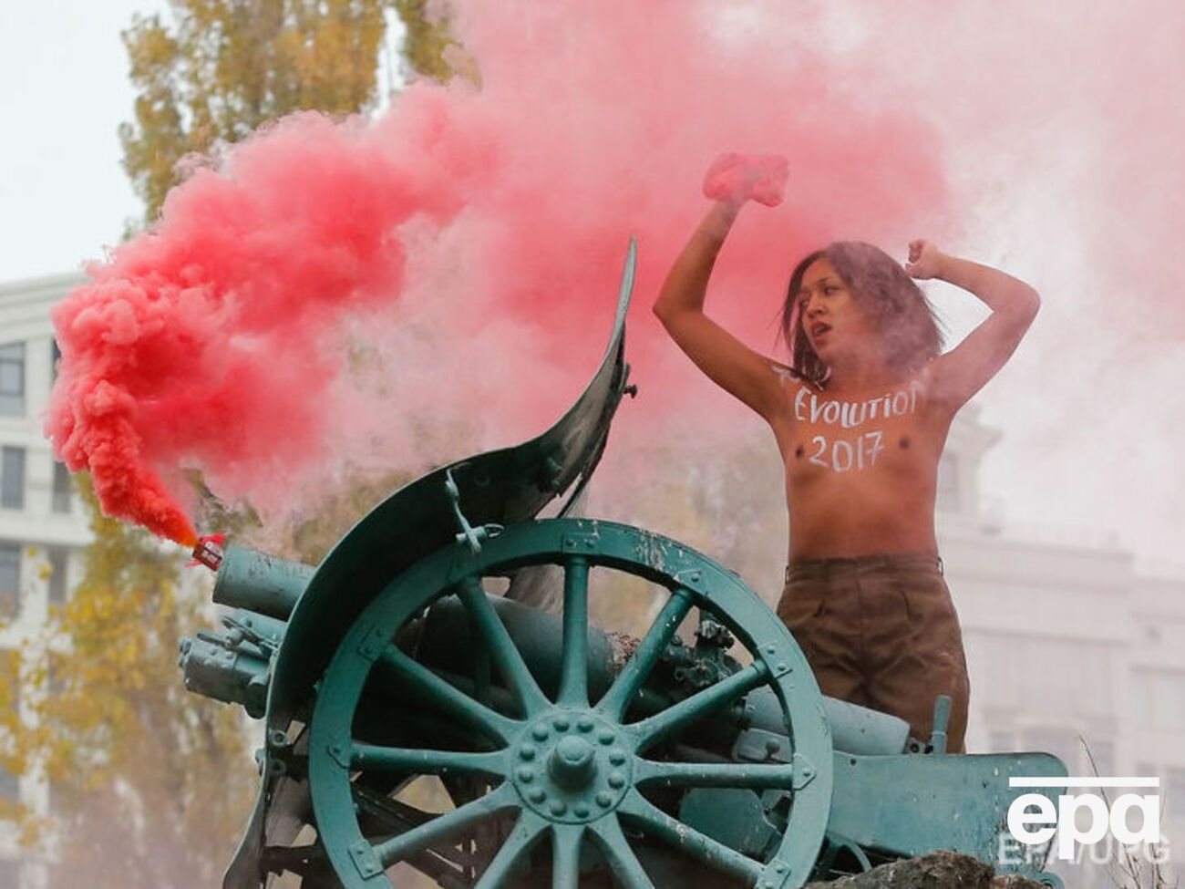 Активістка Femen закликала "розчавити шоколадну гідру"