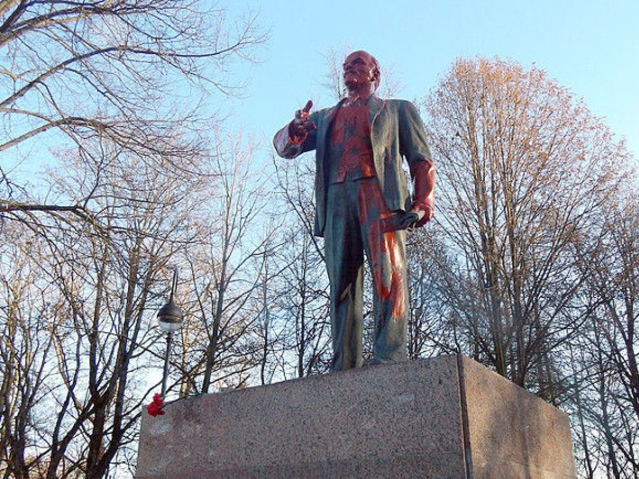 Памятник облили красной краской