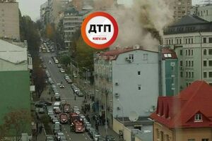 Горит здание в центре Киева