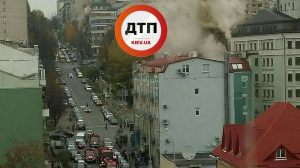 Горит здание в центре Киева