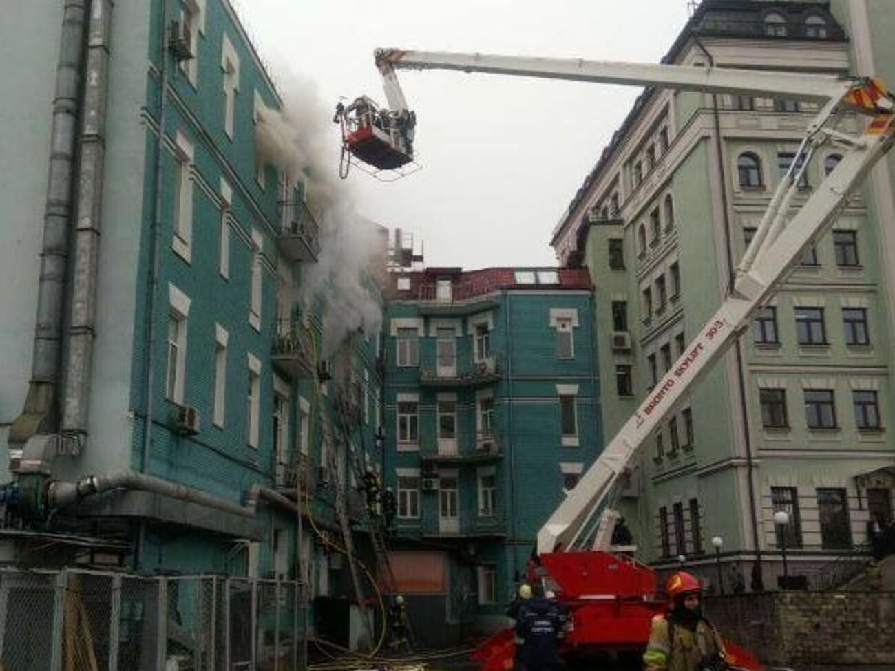 У ДСНС повідомили про загоряння витяжки в ресторані, після чого вогонь поширився