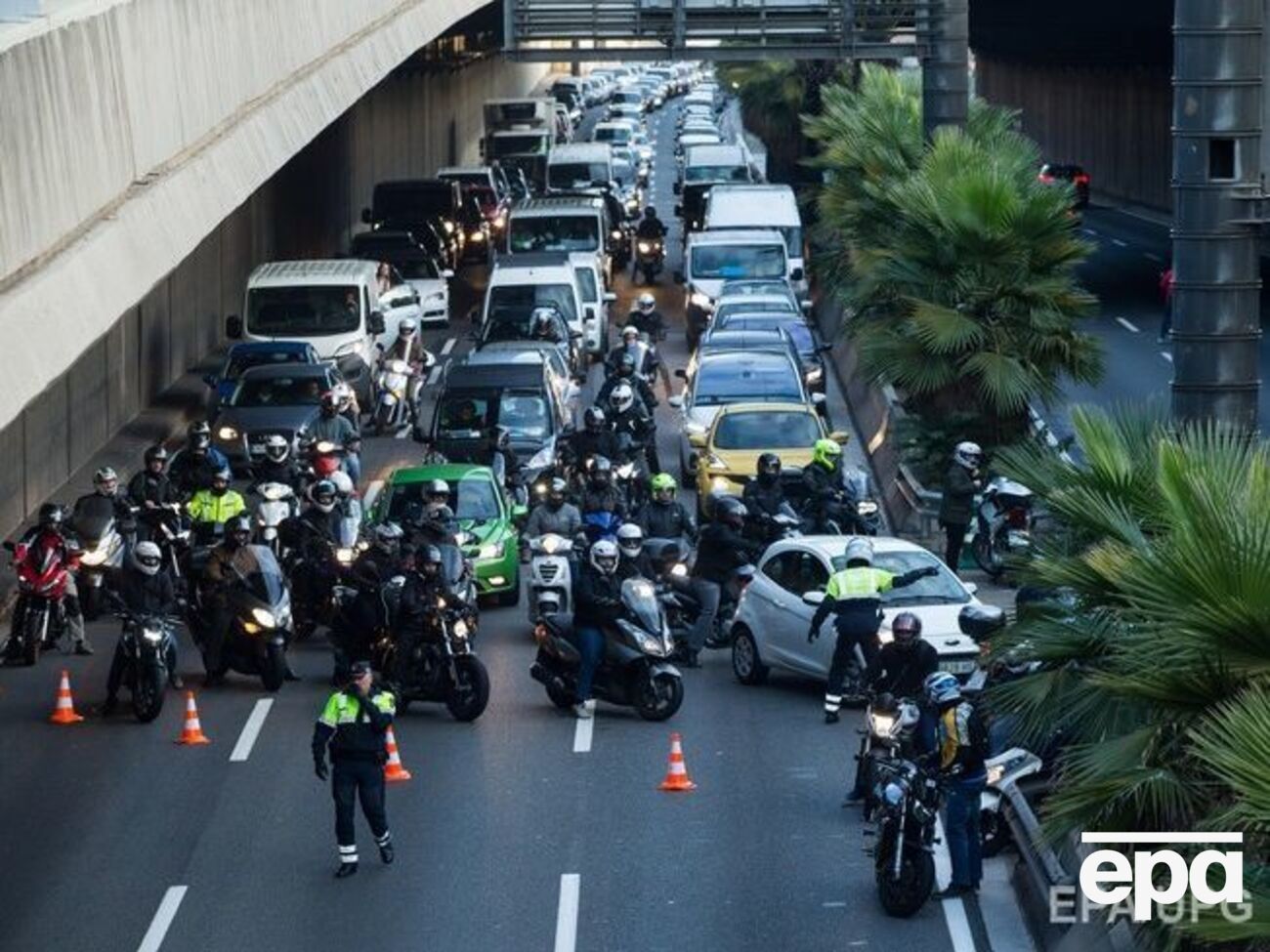 В Каталонии протестующие перекрыли крупные автомагистрали