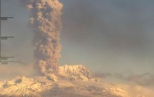 Вулкан викинув стовп попелу