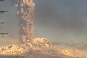 Вулкан викинув стовп попелу