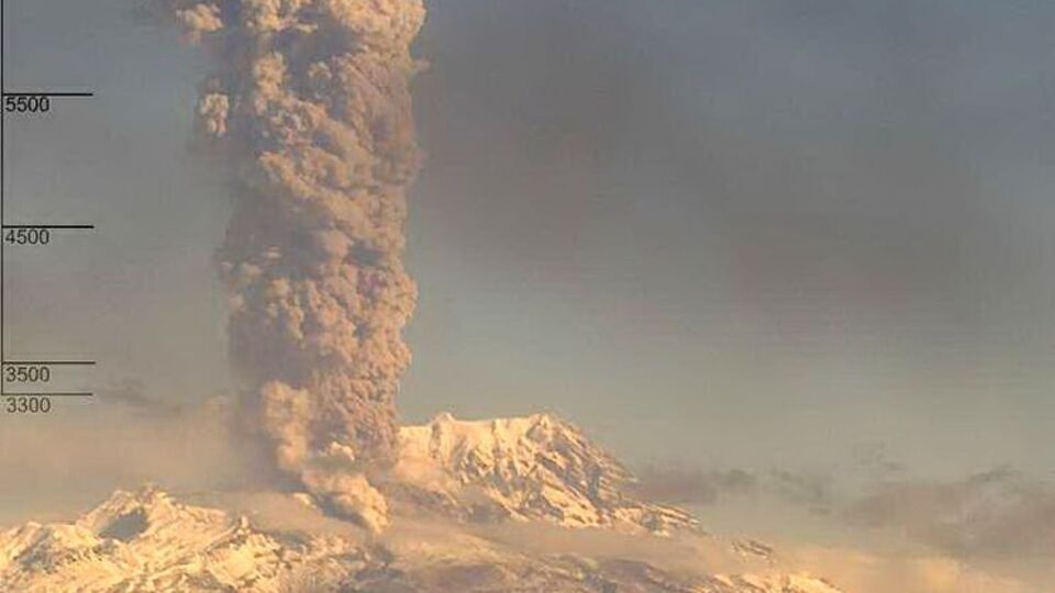 Вулкан викинув стовп попелу