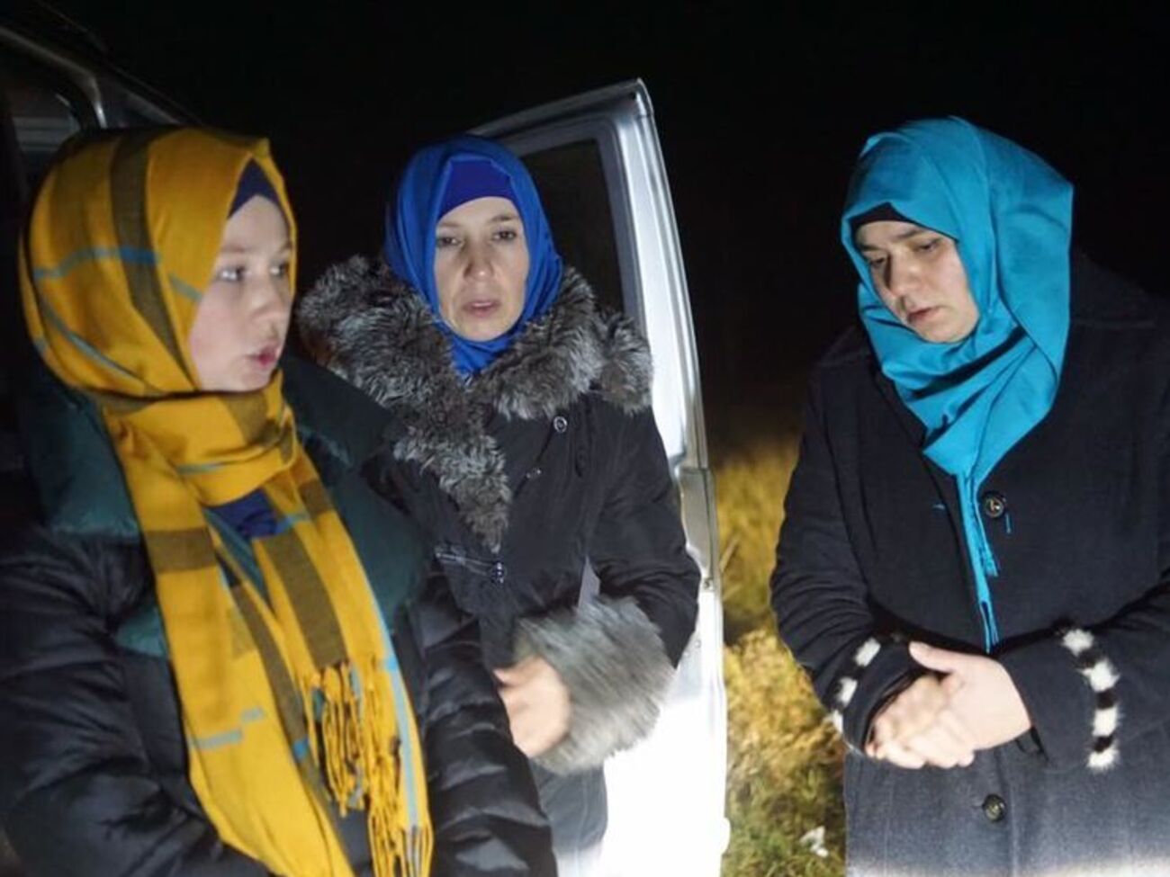 У женщин изымали телефоны и копировали контакты