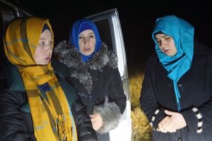 У женщин изымали телефоны и копировали контакты